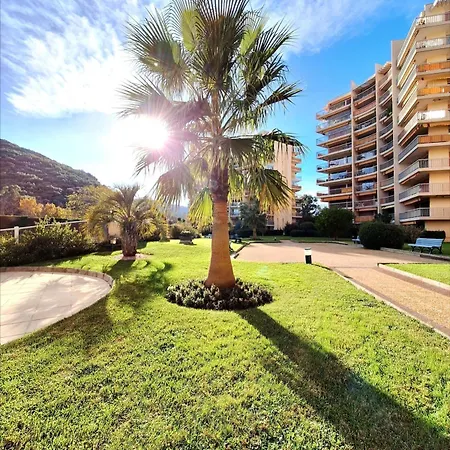 Avec Piscine Et Vue Degagee, Proche De
