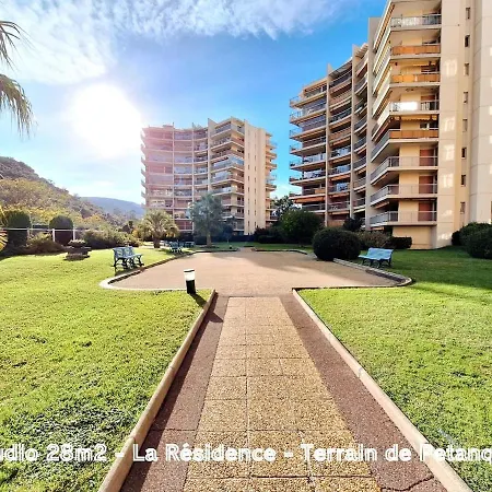 Avec Piscine Et Vue Degagee, Proche De